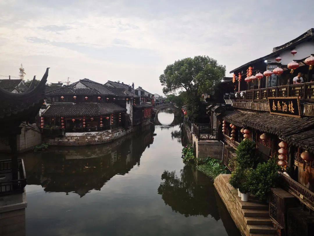 逃离废弃高校